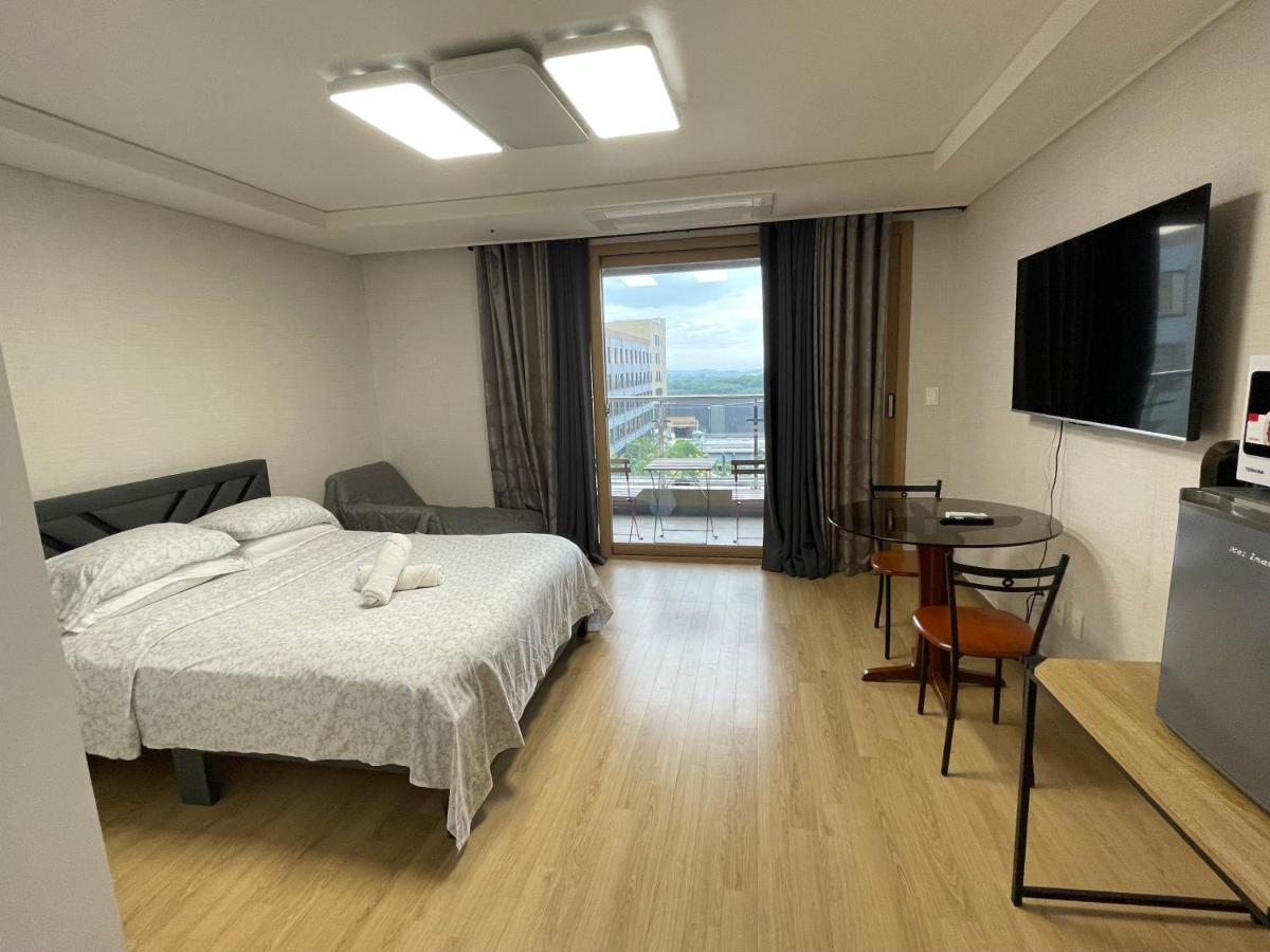 Spacious Luxury Condo W/ Kitchen Beside Hilton Clark D'Heights Angeles Exterior photo